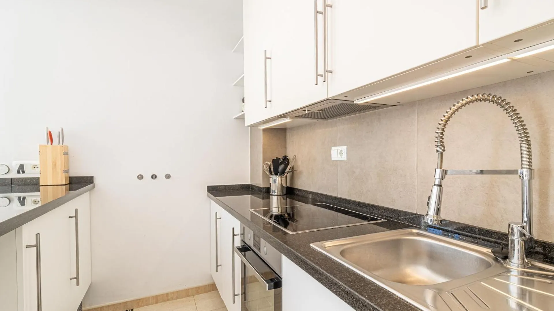 Capistrano Playa, 2 Bedroom & Free Wi-Fi Nerja Apartment