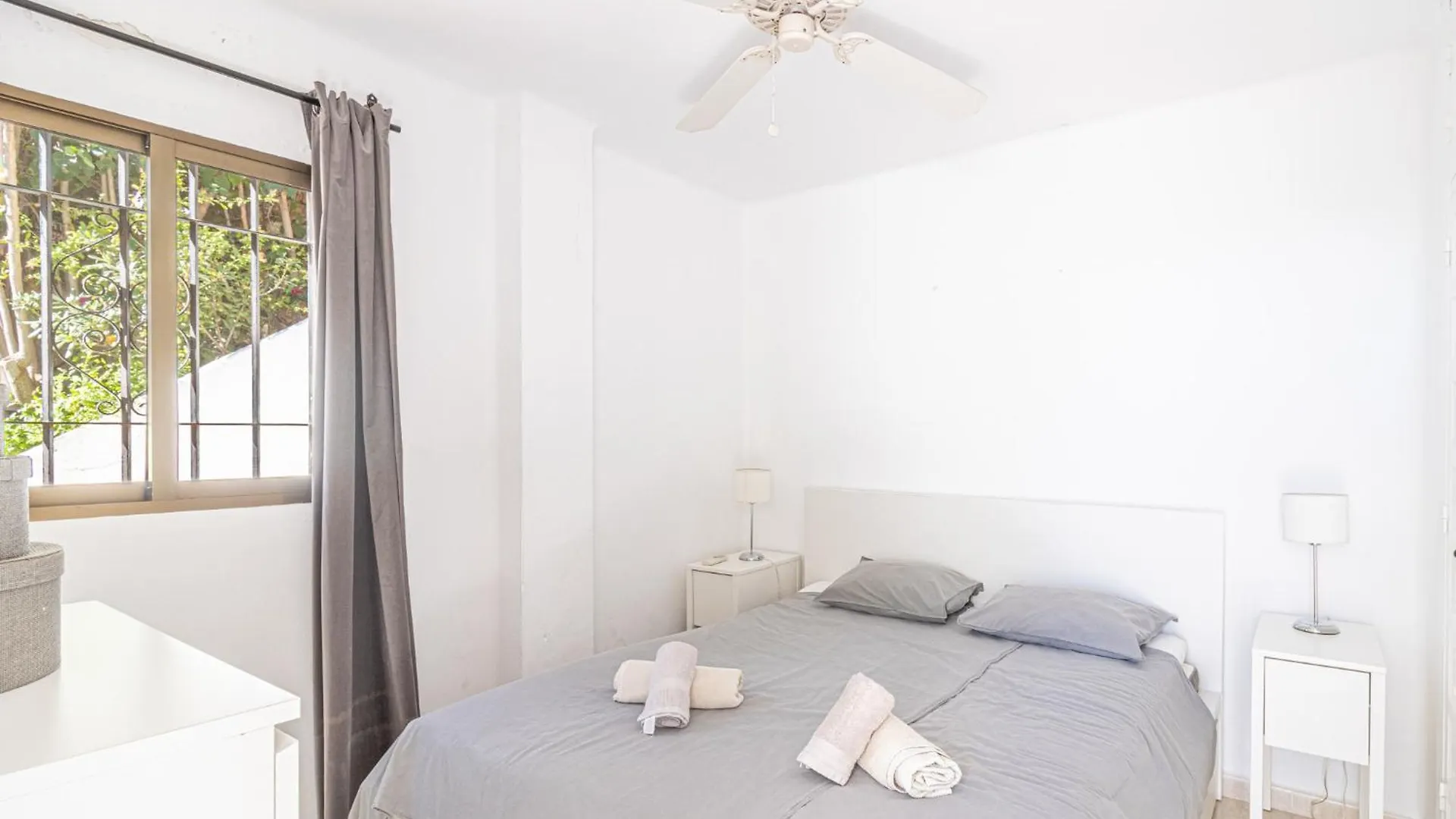 Capistrano Playa, 2 Bedroom & Free Wi-Fi Nerja Apartment